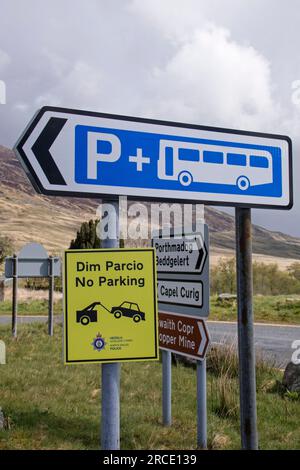 Avis de restriction de stationnement sur les routes autour de la chaîne de montagnes Snowdon 'YR Wyddf', parc national Snowdonia 'Eryri', pays de Galles du Nord, Royaume-Uni Banque D'Images