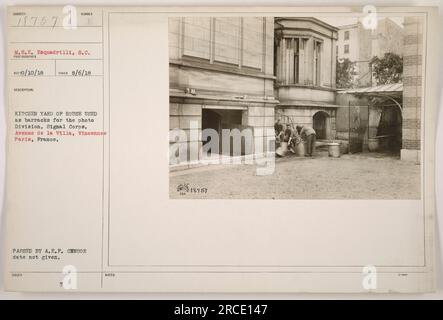 Les membres du M.S.E. Escadrilli, unité S.C. sont vus sur la photo. L'image montre la cour de cuisine d'une maison, qui a été convertie en caserne pour la division photo du signal corps. L'emplacement est Avenue de la Villa, Vincennes Paris, France. La photographie a été vérifiée et autorisée par le censeur de l'A.E.F. bien que la date exacte soit inconnue. Banque D'Images