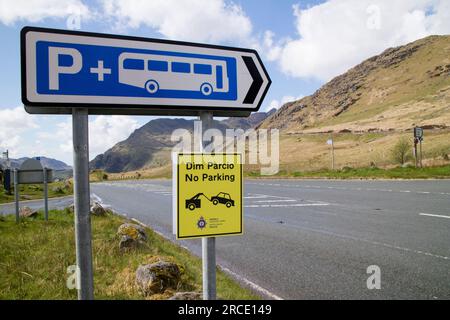 Avis de restriction de stationnement sur les routes autour de la chaîne de montagnes Snowdon 'YR Wyddf', parc national Snowdonia 'Eryri', pays de Galles du Nord, Royaume-Uni Banque D'Images