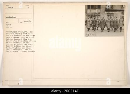 Légende de la photo : le major-général Hanson E. Ely et d'autres officiers décorés, dont le brigadier-général Preston Brown, le lieutenant-colonel Courtney E. Hodges, le 1e lieutenant Roger H. Mullins, le 2e lieutenant Gordon Stapleton et le 2e lieutenant Paul J. Krasigrock, présentent des croix du service distingué lors d'un examen divisionnaire à Treves, en Allemagne en 1918. Banque D'Images