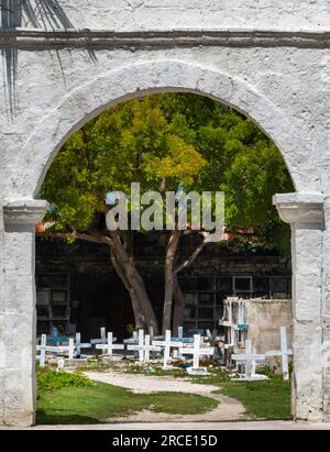 Grande structure voûtée, construite à partir de pierre blanchie à la chaux, menant à un arbre, et la zone principale de nombreuses tombes chambrées et crucifix blancs marquant les centaines Banque D'Images