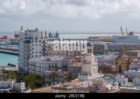 Vue aérienne de Cadix avec la mairie de Cadix et l'église de San Juan de Dios - Cadix, Andalousie, Espagne Banque D'Images