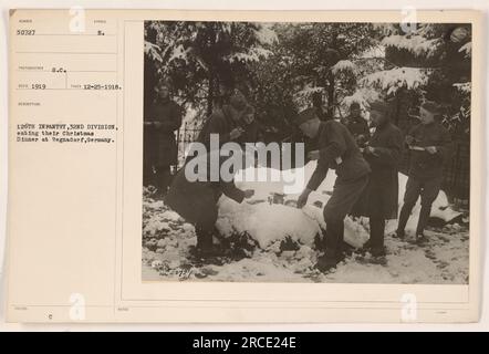 Photographie prise par S.C. Reco en 1919, montrant des membres de la 126e infanterie, 32e division, profitant de leur dîner de Noël à Regnadorf, en Allemagne, le 25 décembre 1918. Cette image représente des soldats engagés dans un repas festif pendant leur période de service pendant la première Guerre mondiale Banque D'Images