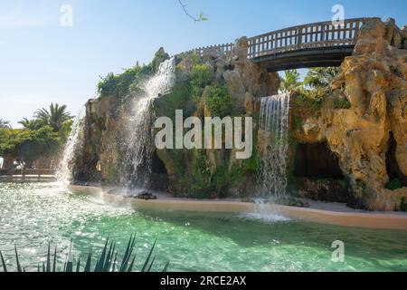 Cascade et Grotte au parc génois (Parque Genoves) - Cadix, Andalousie, Espagne Banque D'Images
