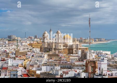 Vue aérienne de Cadix avec Cathédrale de Cadix Dôme jaune - Cadix, Andalousie, Espagne Banque D'Images