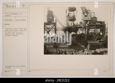 Le capitaine McLaughlin est vu sur cette image, prise le 1 novembre 1918, déchargeant la cargaison d'un navire d'un trou sur les quais du quai n ° 9, section de base n ° 2 à Bassens Doe, Bordeaux, Gironde, France. La photographie a été publiée par l'A.E.F. Censurer le 7 janvier 1919. Banque D'Images