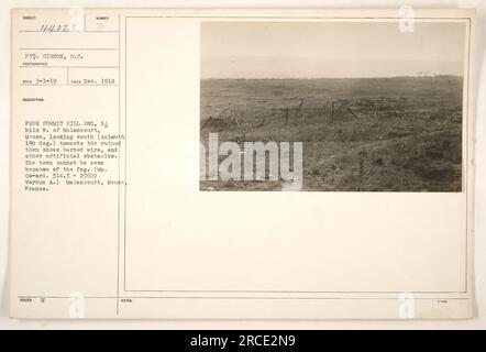 Le soldat Gibbon, servant dans l'armée américaine pendant la première Guerre mondiale, a pris cette photo le 1918 décembre. L'image capture une vue de Summit Hill 285, situé à 14 kilomètres au nord de Malancourt dans la Meuse, en France. La photographie montre des barbelés et d'autres obstacles artificiels, avec la ville en ruine obscurcie par le brouillard. Banque D'Images