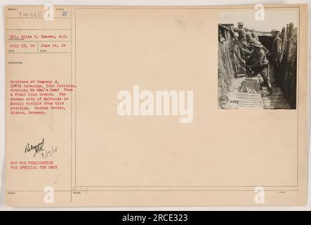 Soldats de la compagnie A, 126e infanterie, 32e division, observant No Man’s Land depuis une tranchée de première ligne dans le secteur de Hecken, Alsace, Allemagne. De leur position, la ville allemande de Mulhouse est clairement visible. Photo prise le 14 juin 1918. Photographie étiquetée 111-SC-14868, représentant le caporal Allen H. Hanson, S.C. Banque D'Images