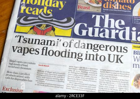 Tsunami de vapes dangereuses inondant le journal britannique Guardian en gros titre page d'accueil Chinois la vape illégale importe des produits 24 juin 2023 Londres Royaume-Uni Banque D'Images