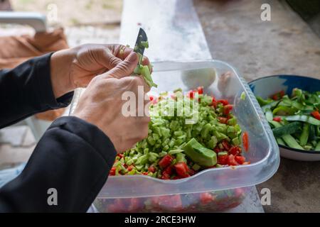 Femme main prépare la salade de légumes, salade coban. Banque D'Images