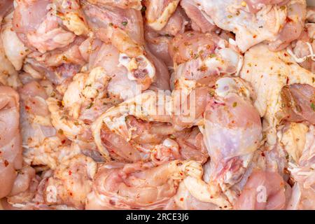 Vue de dessus de la viande de poulet assaisonnée préparée pour le barbecue Banque D'Images