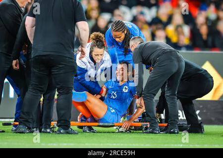 Melbourne, Victoria, Australie. 14 juillet 2023. MELBOURNE, AUSTRALIE - JUILLET 14 : Selma Bacha, de France, est blessée après une attaque avec Hayley Raso, d'Australie, alors que l'Australie affronte la France dans une coupe du monde 2023 Envoyez un match amical le 14 juillet 2023 (image de crédit : © Chris Putnam/ZUMA Press Wire) POUR USAGE ÉDITORIAL SEULEMENT! Non destiné à UN USAGE commercial ! Banque D'Images