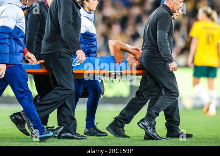 Melbourne, Victoria, Australie. 14 juillet 2023. MELBOURNE, AUSTRALIE - JUILLET 14 : Selma Bacha, de France, est blessée après une attaque avec Hayley Raso, d'Australie, alors que l'Australie affronte la France dans une coupe du monde 2023 Envoyez un match amical le 14 juillet 2023 (image de crédit : © Chris Putnam/ZUMA Press Wire) POUR USAGE ÉDITORIAL SEULEMENT! Non destiné à UN USAGE commercial ! Banque D'Images