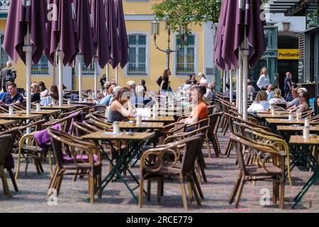 Bonn, Allemagne - 22 mai 2023 : vue d'un restaurant bistro populaire ouvert toute la journée avec une terrasse extérieure dans le centre de Bonn en Allemagne Banque D'Images