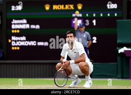 Novak Djokovic réagit à un appel d'empêchement du président arbitre Richard Haigh, lors du match de demi-finale des gentlemen's Singles contre Jannik Sinner le douzième jour des Championnats de Wimbledon 2023 au All England Lawn tennis and Croquet Club à Wimbledon. Date de la photo : Vendredi 14 juillet 2023. Banque D'Images