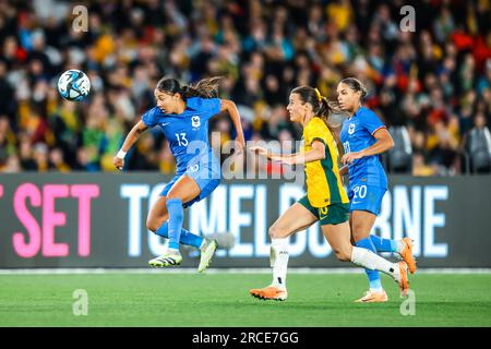 Melbourne, Victoria, Australie. 14 juillet 2023. MELBOURNE, AUSTRALIE - JUILLET 14 : Selma Bacha de France et Hayley Raso d'Australie s'affrontent pour le ballon alors que l'Australie affronte la France dans une coupe du monde 2023 Envoyez un match amical le 14 juillet 2023 (image de crédit : © Chris Putnam/ZUMA Press Wire) POUR USAGE ÉDITORIAL SEULEMENT! Non destiné à UN USAGE commercial ! Banque D'Images