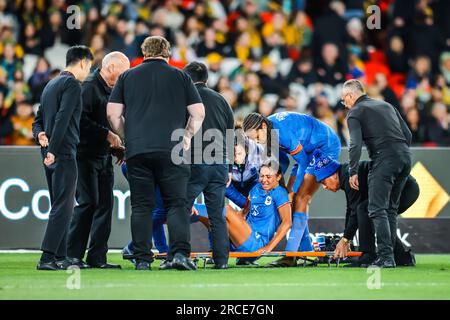 Melbourne, Victoria, Australie. 14 juillet 2023. MELBOURNE, AUSTRALIE - JUILLET 14 : Selma Bacha, de France, est blessée après une attaque avec Hayley Raso, d'Australie, alors que l'Australie affronte la France dans une coupe du monde 2023 Envoyez un match amical le 14 juillet 2023 (image de crédit : © Chris Putnam/ZUMA Press Wire) POUR USAGE ÉDITORIAL SEULEMENT! Non destiné à UN USAGE commercial ! Banque D'Images