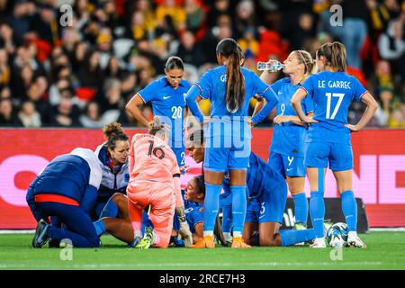 Melbourne, Victoria, Australie. 14 juillet 2023. MELBOURNE, AUSTRALIE - JUILLET 14 : Selma Bacha, de France, est blessée après une attaque avec Hayley Raso, d'Australie, alors que l'Australie affronte la France dans une coupe du monde 2023 Envoyez un match amical le 14 juillet 2023 (image de crédit : © Chris Putnam/ZUMA Press Wire) POUR USAGE ÉDITORIAL SEULEMENT! Non destiné à UN USAGE commercial ! Banque D'Images