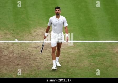 Novak Djokovic réagit après avoir reçu une violation du temps par le président-arbitre Richard Haigh lors du match de demi-finale des gentlemen's Singles contre Jannik Sinner le douzième jour des Championnats de Wimbledon 2023 au All England Lawn tennis and Croquet Club à Wimbledon. Date de la photo : Vendredi 14 juillet 2023. Banque D'Images