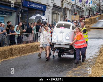 BIDEFORD, DEVON, ANGLETERRE - JUIN 18 2023 : participant décomposé à l'événement annuel de course amusante Soapbox Derby. Banque D'Images