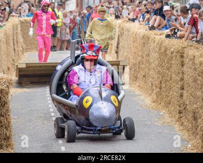 BIDEFORD, DEVON, ANGLETERRE - JUIN 18 2023 : participant à la course amusante annuelle Soapbox Derby dans la ville. Banque D'Images