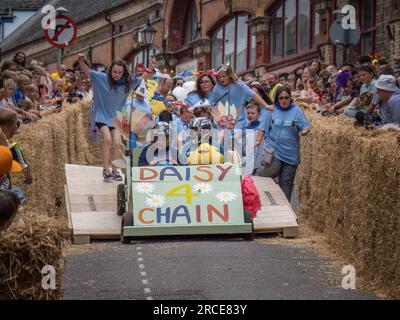 BIDEFORD, DEVON, ANGLETERRE - JUIN 18 2023 : participants à la course amusante annuelle Soapbox Derby dans la ville. Banque D'Images