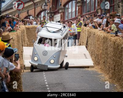 BIDEFORD, DEVON, ANGLETERRE - JUIN 18 2023 : Wheel Coming Off participant à l'événement annuel de course amusante Soapbox Derby. Banque D'Images