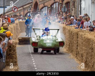 BIDEFORD, DEVON, ANGLETERRE - JUIN 18 2023 : participant émettant de la fumée dans l'événement annuel Soapbox Derby Fun race dans la ville. Banque D'Images