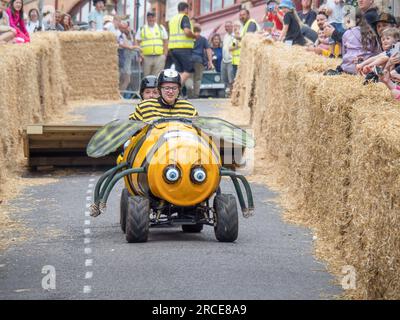 BIDEFORD, DEVON, ANGLETERRE - JUIN 18 2023 : participants à la course amusante annuelle Soapbox Derby dans la ville. Banque D'Images