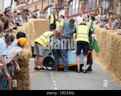 BIDEFORD, DEVON, ANGLETERRE - JUIN 18 2023 : participant décomposé à l'événement annuel de course amusante Soapbox Derby. Banque D'Images