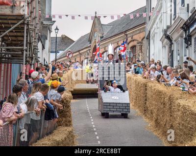 BIDEFORD, DEVON, ANGLETERRE - JUIN 18 2023 : participants à la course amusante annuelle Soapbox Derby dans la ville. Banque D'Images