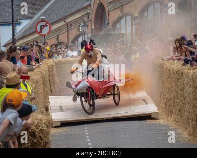 BIDEFORD, DEVON, ANGLETERRE - JUIN 18 2023 : participant à la course amusante annuelle du Soapbox Derby. Banque D'Images