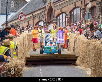 BIDEFORD, DEVON, ANGLETERRE - JUIN 18 2023 : participants à la course amusante annuelle Soapbox Derby dans la ville. Banque D'Images