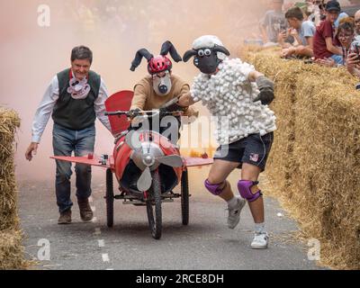 BIDEFORD, DEVON, ANGLETERRE - JUIN 18 2023 : véhicule instable participant à l'événement annuel de course amusante Soapbox Derby. Banque D'Images