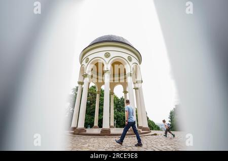 14 juillet 2023, Hesse, Wiesbaden : les gens vont au temple sur le Neroberg dans la capitale de l'État Wiesbaden. Photo : Andreas Arnold/dpa Banque D'Images