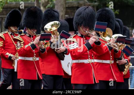 Les touristes et les visiteurs nationaux sur le Mall regardent en grand nombre la relève de la garde des rois composée de Coldstream Guards, la bande des Coldstream Guards et les Scots Guards le 9 juillet 2023 à Londres, Royaume-Uni. La relève de la garde est une cérémonie officielle au cours de laquelle les sentinelles assurant des fonctions cérémonielles de garde dans des institutions importantes sont soulagées par un nouveau lot de sentinelles. La ville attire des millions de visiteurs internationaux ainsi que des touristes nationaux et des vacanciers chaque année. Le secteur Travel & Tourism au Royaume-Uni contribue grandement à l'économie, avec Banque D'Images