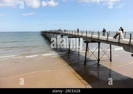 Jetée et plage de Saltburn en été, Saltburn-by-the-Sea, North Yorkshire, Royaume-Uni Banque D'Images