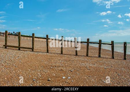 Soirée à travers les grands groynes sur la plage en pente de Pevensey Bay Banque D'Images