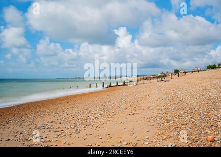 Vagues de Whispy avec un obturateur lent tôt le matin à la plage de Pevensey Bay Banque D'Images