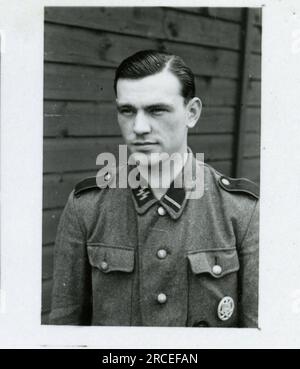 SS photographe FEDER 1943 & 1944 restes d'avions écrasés, de nombreux soldats individuels, officier, portrait de personnel féminin, soldats belges, Rexist , photos détaillées d'une bombe de ravitaillement, d'un cadre de lance-roquettes, de scènes de caserne, de tir au fusil et au pistolet, de familles avec enfants Images représentant les activités de première ligne des unités de la Waffen-SS sur les fronts occidental et oriental, y compris la Pologne, la France, les Balkans, l'Italie, Et la Russie, ainsi que des exercices de formation, des portraits d'individus et de vues de groupe, et des scènes de villes et de villages, et des populations locales. Banque D'Images