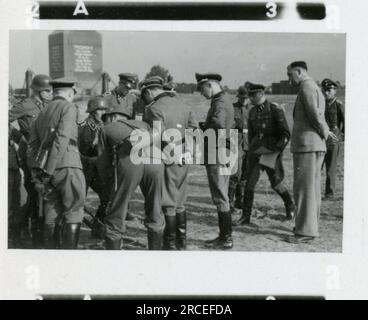 Photographe SS, Fink ,1943 & 1944 procession funéraire, Reinhard Heydrich, artiste sculptant buste de Heydrich, Heinrich Himmler, soldats s'entraînant avec lance-roquettes, troupes de ski s'entraînant dans les montagnes, opération de pont dans les montagnes. Images illustrant les activités de première ligne des unités de la Waffen-SS sur les fronts occidental et oriental, y compris la Pologne, la France, les Balkans, l'Italie, Et la Russie, ainsi que des exercices de formation, des portraits d'individus et de vues de groupe, et des scènes de villes et de villages, et des populations locales. Banque D'Images