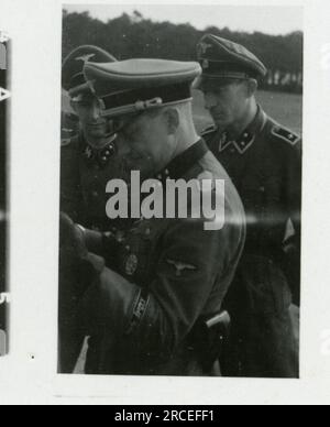 Photographe SS, Fink ,1943 & 1944 procession funéraire, Reinhard Heydrich, artiste sculptant buste de Heydrich, Heinrich Himmler, soldats s'entraînant avec lance-roquettes, troupes de ski s'entraînant dans les montagnes, opération de pont dans les montagnes. Images illustrant les activités de première ligne des unités de la Waffen-SS sur les fronts occidental et oriental, y compris la Pologne, la France, les Balkans, l'Italie, Et la Russie, ainsi que des exercices de formation, des portraits d'individus et de vues de groupe, et des scènes de villes et de villages, et des populations locales. Banque D'Images