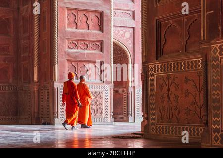 Moines bouddhistes au Taj Mahal à New Delhi en Inde. Banque D'Images