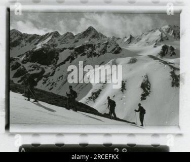 Photographe SS, Fink ,1943 & 1944 procession funéraire, Reinhard Heydrich, artiste sculptant buste de Heydrich, Heinrich Himmler, soldats s'entraînant avec lance-roquettes, troupes de ski s'entraînant dans les montagnes, opération de pont dans les montagnes. Images illustrant les activités de première ligne des unités de la Waffen-SS sur les fronts occidental et oriental, y compris la Pologne, la France, les Balkans, l'Italie, Et la Russie, ainsi que des exercices de formation, des portraits d'individus et de vues de groupe, et des scènes de villes et de villages, et des populations locales. Banque D'Images