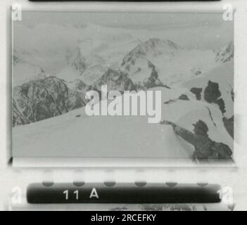 Photographe SS, Fink ,1943 & 1944 procession funéraire, Reinhard Heydrich, artiste sculptant buste de Heydrich, Heinrich Himmler, soldats s'entraînant avec lance-roquettes, troupes de ski s'entraînant dans les montagnes, opération de pont dans les montagnes. Images illustrant les activités de première ligne des unités de la Waffen-SS sur les fronts occidental et oriental, y compris la Pologne, la France, les Balkans, l'Italie, Et la Russie, ainsi que des exercices de formation, des portraits d'individus et de vues de groupe, et des scènes de villes et de villages, et des populations locales. Banque D'Images