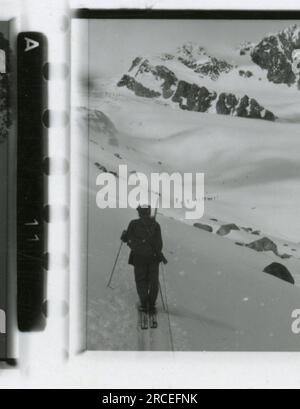 Photographe SS, Fink ,1943 & 1944 procession funéraire, Reinhard Heydrich, artiste sculptant buste de Heydrich, Heinrich Himmler, soldats s'entraînant avec lance-roquettes, troupes de ski s'entraînant dans les montagnes, opération de pont dans les montagnes. Images illustrant les activités de première ligne des unités de la Waffen-SS sur les fronts occidental et oriental, y compris la Pologne, la France, les Balkans, l'Italie, Et la Russie, ainsi que des exercices de formation, des portraits d'individus et de vues de groupe, et des scènes de villes et de villages, et des populations locales. Banque D'Images