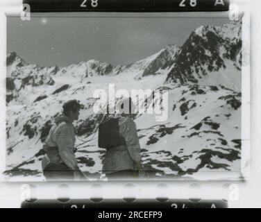 Photographe SS, Fink ,1943 & 1944 procession funéraire, Reinhard Heydrich, artiste sculptant buste de Heydrich, Heinrich Himmler, soldats s'entraînant avec lance-roquettes, troupes de ski s'entraînant dans les montagnes, opération de pont dans les montagnes. Images illustrant les activités de première ligne des unités de la Waffen-SS sur les fronts occidental et oriental, y compris la Pologne, la France, les Balkans, l'Italie, Et la Russie, ainsi que des exercices de formation, des portraits d'individus et de vues de groupe, et des scènes de villes et de villages, et des populations locales. Banque D'Images