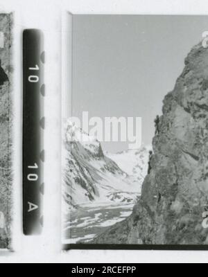 Photographe SS, Fink ,1943 & 1944 procession funéraire, Reinhard Heydrich, artiste sculptant buste de Heydrich, Heinrich Himmler, soldats s'entraînant avec lance-roquettes, troupes de ski s'entraînant dans les montagnes, opération de pont dans les montagnes. Images illustrant les activités de première ligne des unités de la Waffen-SS sur les fronts occidental et oriental, y compris la Pologne, la France, les Balkans, l'Italie, Et la Russie, ainsi que des exercices de formation, des portraits d'individus et de vues de groupe, et des scènes de villes et de villages, et des populations locales. Banque D'Images