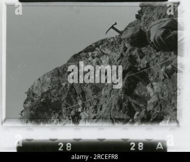 Photographe SS, Fink ,1943 & 1944 procession funéraire, Reinhard Heydrich, artiste sculptant buste de Heydrich, Heinrich Himmler, soldats s'entraînant avec lance-roquettes, troupes de ski s'entraînant dans les montagnes, opération de pont dans les montagnes. Images illustrant les activités de première ligne des unités de la Waffen-SS sur les fronts occidental et oriental, y compris la Pologne, la France, les Balkans, l'Italie, Et la Russie, ainsi que des exercices de formation, des portraits d'individus et de vues de groupe, et des scènes de villes et de villages, et des populations locales. Banque D'Images