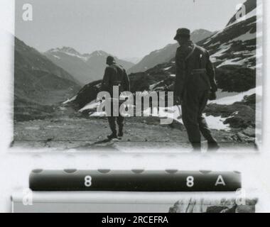Photographe SS, Fink ,1943 & 1944 procession funéraire, Reinhard Heydrich, artiste sculptant buste de Heydrich, Heinrich Himmler, soldats s'entraînant avec lance-roquettes, troupes de ski s'entraînant dans les montagnes, opération de pont dans les montagnes. Images illustrant les activités de première ligne des unités de la Waffen-SS sur les fronts occidental et oriental, y compris la Pologne, la France, les Balkans, l'Italie, Et la Russie, ainsi que des exercices de formation, des portraits d'individus et de vues de groupe, et des scènes de villes et de villages, et des populations locales. Banque D'Images